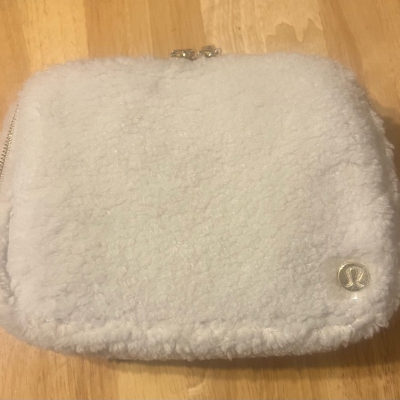 Lululemon Everywhere Belt Bag Large White Fleece with Gold Hardware NWT - Picture 1 of 6